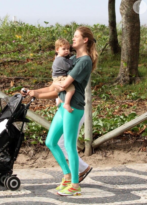 Apaixonada pelo Rio, Letícia Birkheuer passeia por Ipanema com João Guilherme, de 1 ano e 4 meses