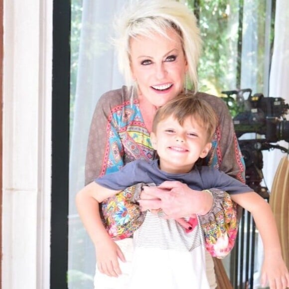 Ana Maria Braga fez foto com o neto do meio, Bento, em seu aniversário