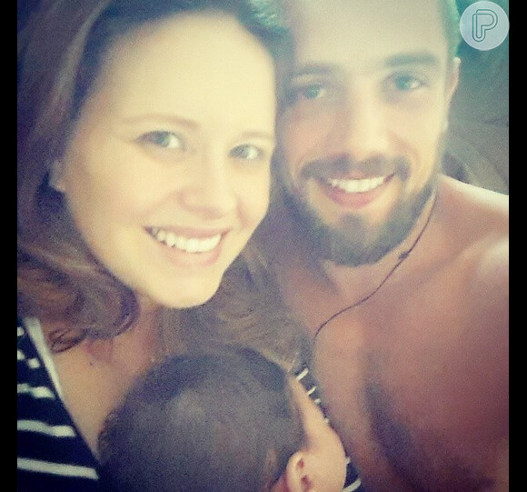 Rafael Cardoso posa com a filha, Aurora, e a mulher, Mariana Bridi: 'Amor'