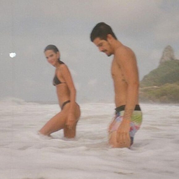 Bruna Marquezine e Enzo Celulari assumiram namoro há pouco tempo e têm trocado mensagens nas redes sociais