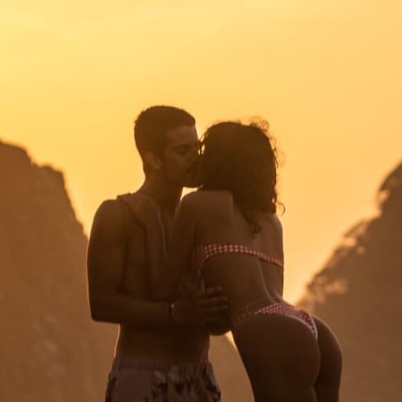 Bruna Marquezine foi chamada de 'namorada fashionista' por Enzo Celulari