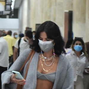 Bruna Marquezine deixou barriga à mostra em aerolook