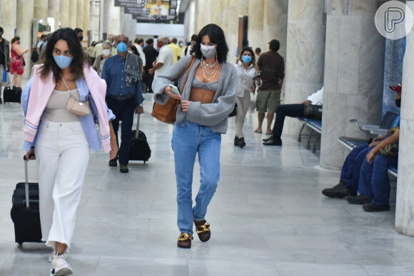 Bruna Marquezine combinoi jeans mom com casaco e top cinza