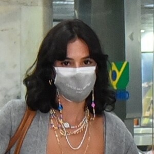 Bruna Marquezine alia top e casaco de lã em aerolook