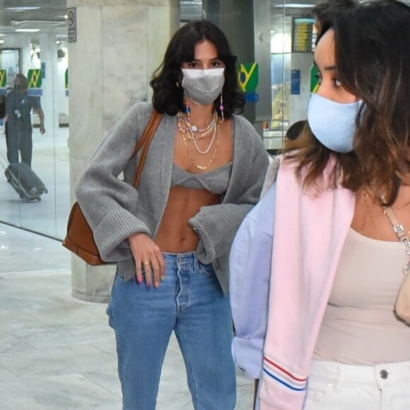 Bruna Marquezine alia top e casaco de lã em aerolook