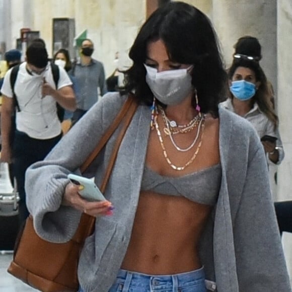 Comfy e fashion: Bruna Marquezine alia top e casaco de lã em aerolook. Fotos!