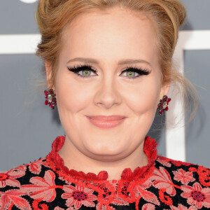 Adele surge 45 kg mais magra em novas fotos