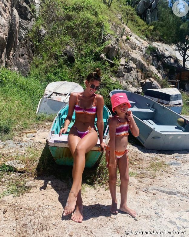 Filha de Laura Fernandez, Sol de Maria combina look de praia com a modelo