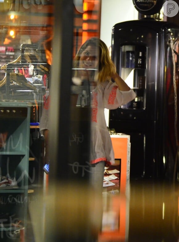A atriz Giovanna Ewbank olhou algumas araras de roupas e viu alguns acessórios em loja
