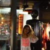 Giovanna Ewbank estava com um look descolado e confortável durante passeio em shopping