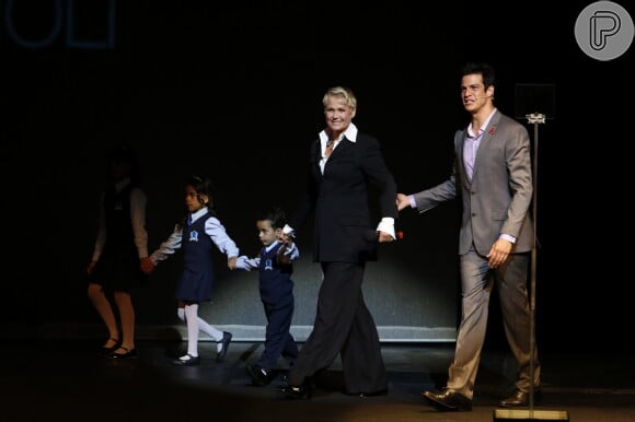 Xuxa subiu ao palco com o ator Mateus Solano durante o evento de Direitos Humanos, que aconteceu no Theatro Municipal, no Rio de Janeiro