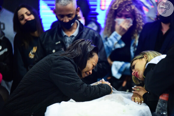 Mãe e viúva de MC Kevin choram sobre caixão do cantor em velório