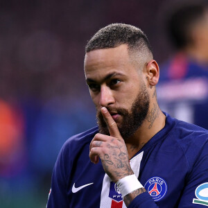 Neymar foi campeã da Copa da França e fez homenagem ao funkeiro MC Kevin