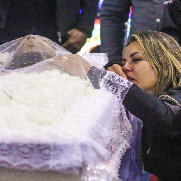 MC Kevin estaria mantendo relações sexuais com Bianca quando, por medo de ser flagrado pela mulher, tentou pular para a varanda de outro apartamento