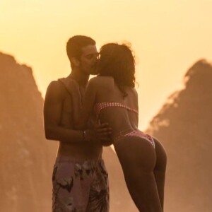 Bruna Marquezine falou sobre o início de seu namoro com Enzo Celulari à revista 'Elle'