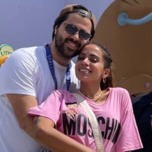 Anitta posa com o namorado, Michael Chetrit, em parque na Califórnia, em 22 de maio de 2021