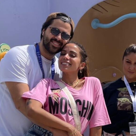 Anitta posa com o namorado, Michael Chetrit, em parque na Califórnia, em 22 de maio de 2021