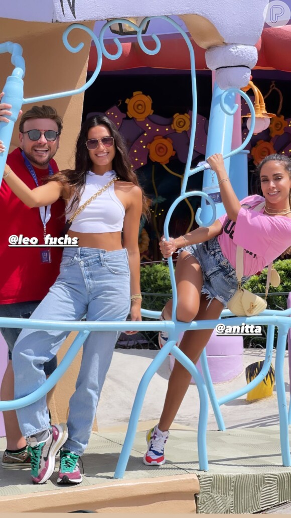 Anitta posa com amigos em parque da Universal