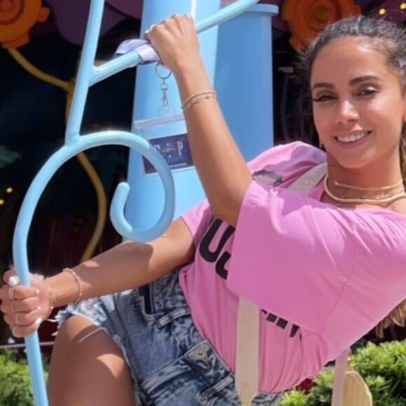 Anitta posa com amigos em parque da Universal