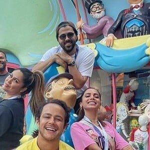 Anitta posa amigos e namorados em parque na Califórnia