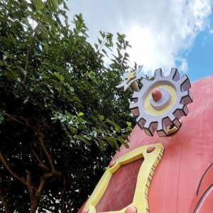 Anitta posa com amiga em parque da Califórnia