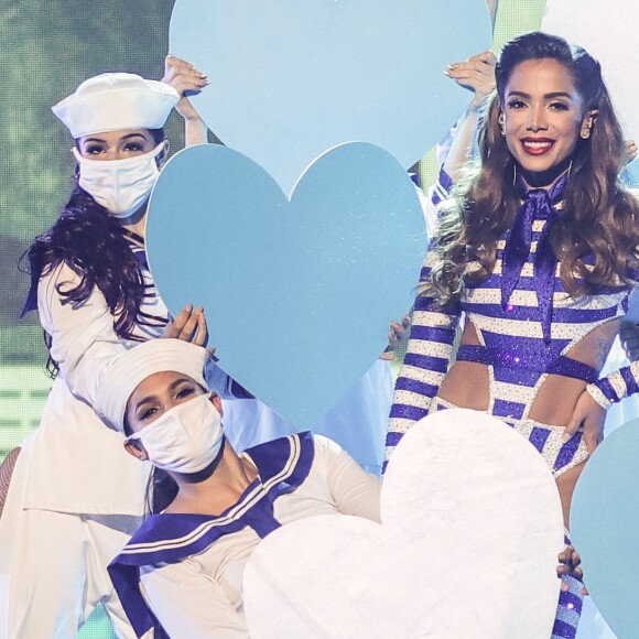 Anitta usa macacão de R$ 45 mil em apresentação de 'Girl From Rio' na TV americana