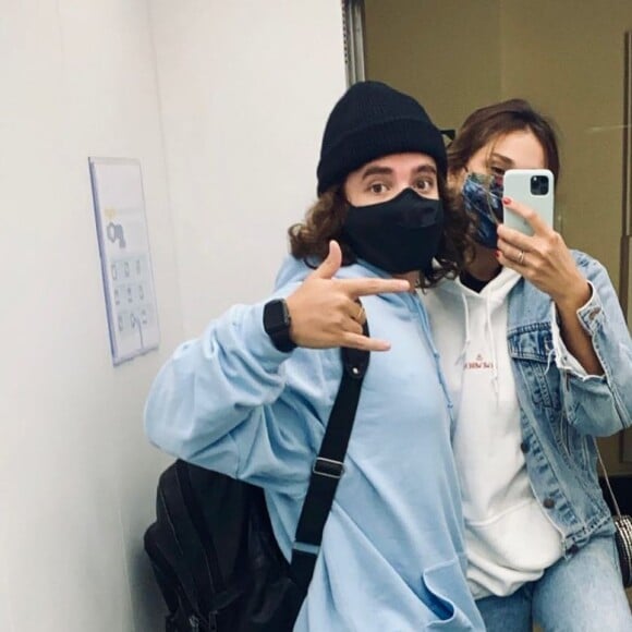 Sasha Meneghel e o marido, João Figueiredo, escolheram looks confortáveis para viajar na lua de mel