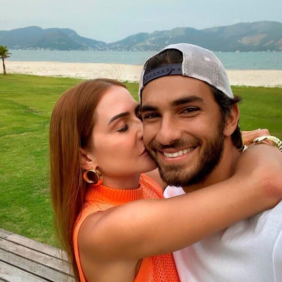 Deborah Secco é casada com Hugo Moura