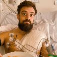 Rafael Cardoso compartilhou foto no hospital após cirurgia: 'E stou me sentindo muito bem' 