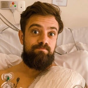 Rafael Cardoso compartilhou foto no hospital após cirurgia: 'Estou me sentindo muito bem'