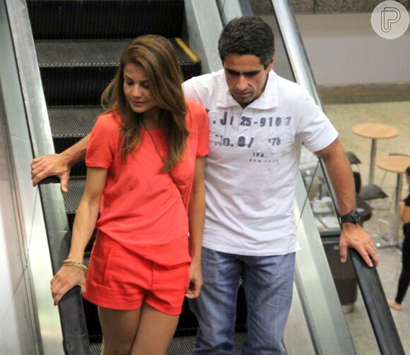 Nívea foi flagrada com o novo namorado durante um passeio em um shopping do Rio de Janeiro