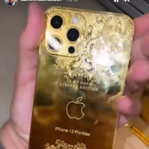 Carlinhos Maia exibe celular de ouro dado por amigo empresário