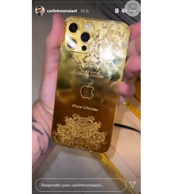 Carlinhos Maia exibe celular de ouro dado por amigo empresário