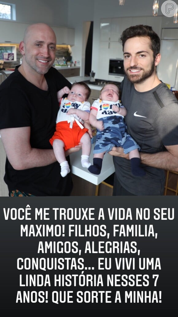 Thales Bretas e Paulo Gustavo posam com os filhos em foto