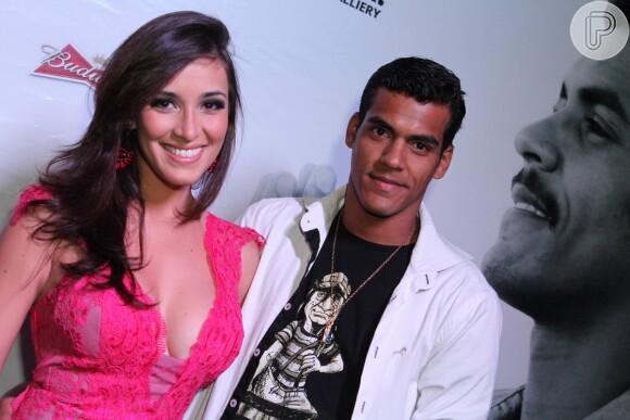 Marcello Melo Jr., comemora aniversário de 27 anos ao lado da namorada, Caroline Alves, em boate do Rio de Janeiro