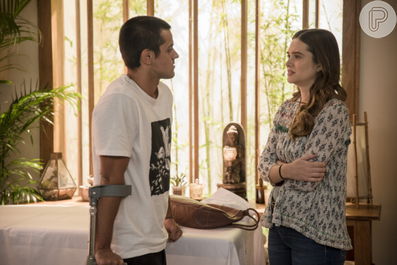 Novela 'Salve-se Quem Puder': Luna (Juliana Paiva) e Téo (Felipe Simas) se reencontram após a operação que deixa o rapaz em cadeira de rodas