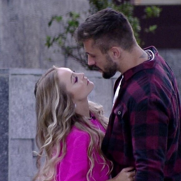 Carla Diaz relatou choro após ver vídeos de Arthur no 'BBB21'