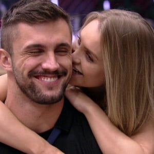 Carla Diaz e Arthur, do 'BBB21', estão juntos e amiga da atriz explica relação em sigilo