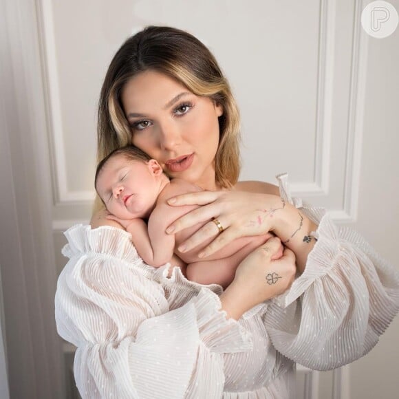 Virgínia Fonseca posa com a primeira filha, Maria Alice, estrela de ensaio newborn