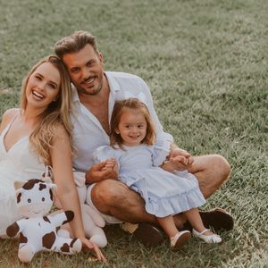 Thaeme Mariôto respondeu seguidora que a chamou de 'pegajosa' com a filha