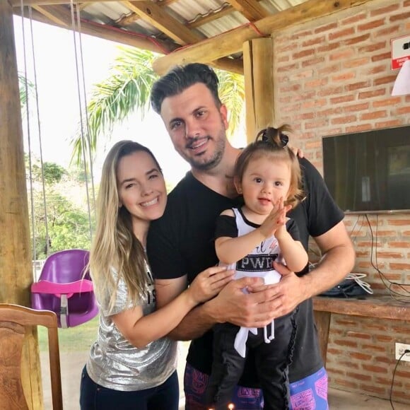 A cantora Thaeme respondeu internauta que a chamou de 'pegajosa' com a filha
