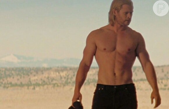 Chris Hemsworth mostra corpo musculoso no filme 'Thor'