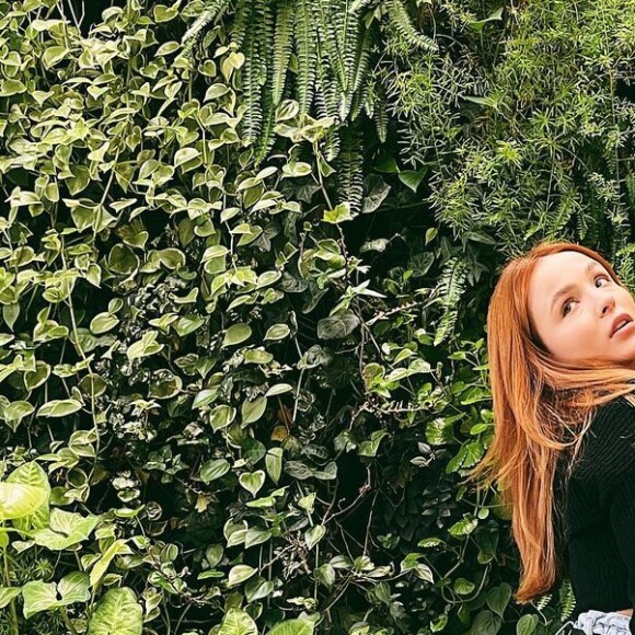 Larissa Manoela surgiu chorando em uma foto recente