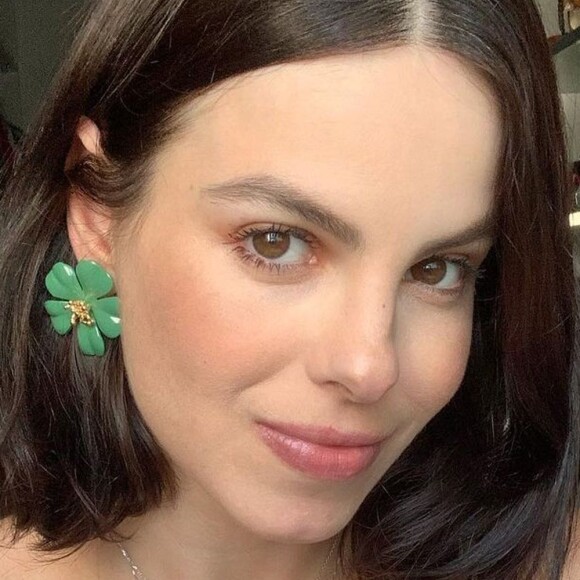 Sthefany Brito deu opiniões sobre looks, plásticas e outras preferências em sua rede social