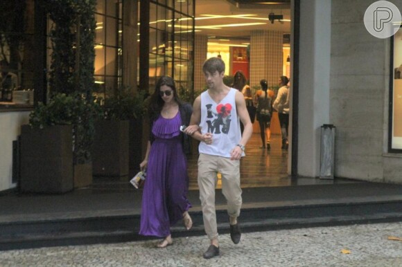 O casal foi visto caminhando pelas ruas de São Conrado, em fevereiro de 2013