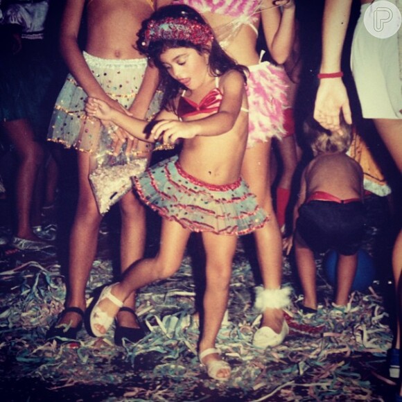 No Carnaval, a atriz Carol Castro compartilhou com seus seguidores do Instagram uma foto de quando era criança curtindo a folia
