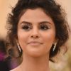 Selena Gomez avalia que maior parte de seus relacionamentos foram 'amaldiçoados'