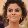 Selena Gomez avalia que maior parte de seus relacionamentos foram 'amaldiçoados'