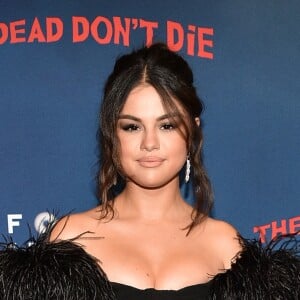 Selena Gomez afirma em entrevista que seus relacionamentos foram experiências 'amaldiçoadas'