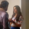 Sandra (Isis Valverde) comenta com Rafael (Marco Pigossi) que recebeu ua encomenda de Carlota (Giulia Gam), em 'Boogie Oogie'